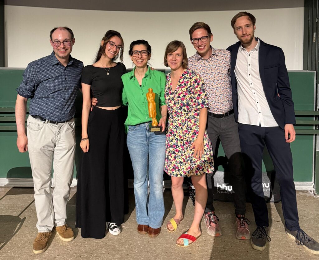 Die Slammerinnen und Slammer, Moderatorin Elena John und das Organisationsteam